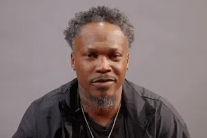 Padre de Travis Hunter acude a ver a su hijo al Draft pese a tener arresto domiciliario