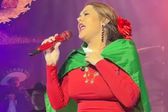 Video: Yuridia defiende la bandera de México en concierto de Texas