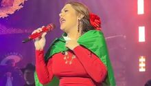 Video: Yuridia defiende la bandera de México en concierto de Texas