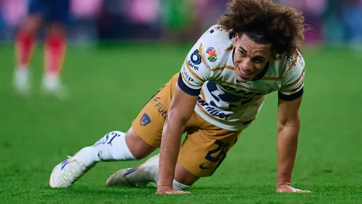 ¡Dura baja para Pumas! Adalberto Carrasquilla salió de cambio por lesión