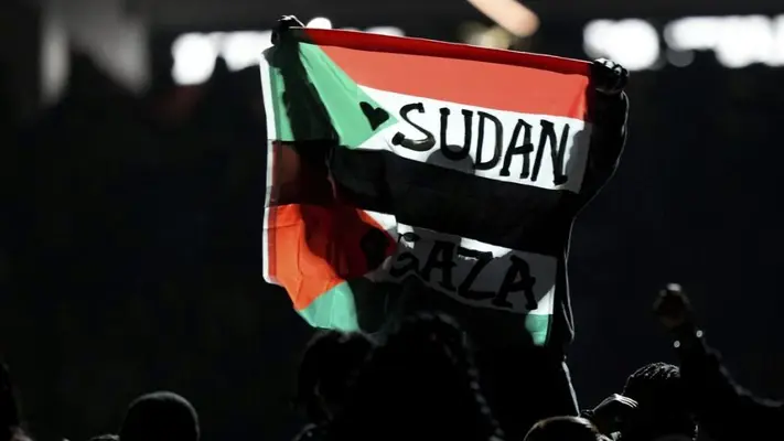 Bailarín que mostró la bandera de Palestina en el medio tiempo del Super Bowl es vetado por la NFL