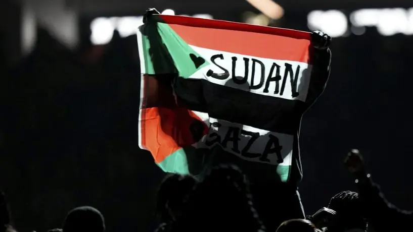 Bailarín que mostró la bandera de Palestina en el medio tiempo del Super Bowl es vetado por la NFL