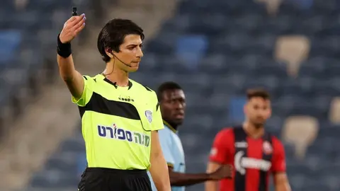 Árbitra transgénero dirige partido entre selecciones