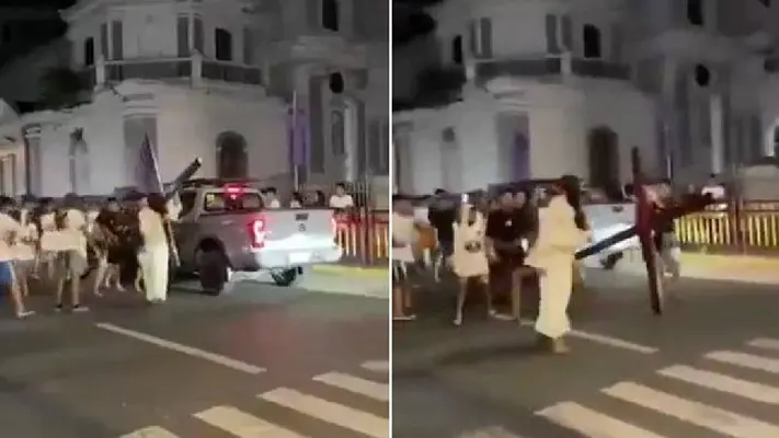 ‘Jesús’ da patada voladora a joven durante el Viacrucis
