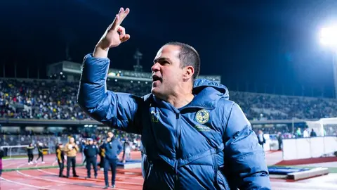 André Jardine celebró triunfo de América ante Pumas con la afición azulcrema