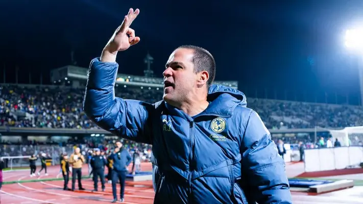 André Jardine celebró triunfo de América ante Pumas con la afición azulcrema