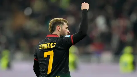 Prensa en Italia se deshace en elogios por Santiago Giménez: "Milan esperaba un delantero así"
