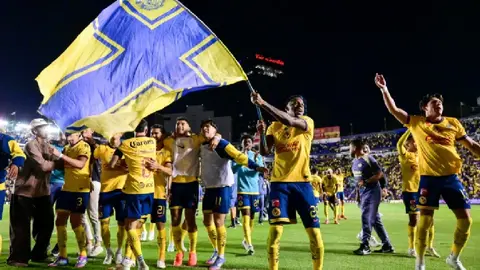 Aficionado del Cruz Azul se une a aficionados de América, en pleno festejo tras eliminación