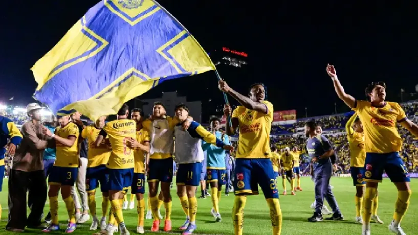 Aficionado del Cruz Azul se une a aficionados de América, en pleno festejo tras eliminación