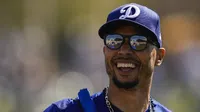 Mookie Betts no jugará con Dodgers en Tokio por enfermedad