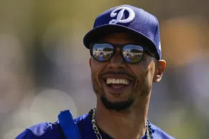 Mookie Betts no jugará con Dodgers en Tokio por enfermedad