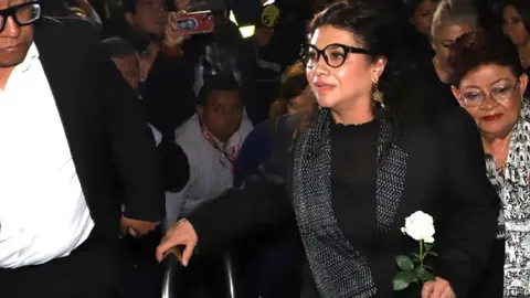VIDEO: Clara Brugada llega al velorio de sus colaboradores cercanos tras asesinato