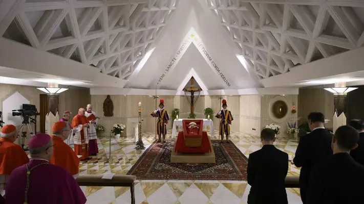 Vaticano difunde primeras imágenes del papa Francisco en su féretro