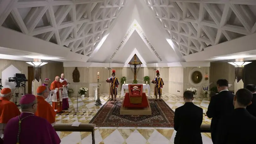 Vaticano difunde primeras imágenes del papa Francisco en su féretro
