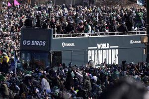 Desfile de campeonato de los Philadelphia Eagles es interrumpido por tiroteo