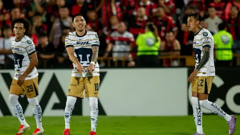 Aficionado de Pumas cumple un sueño y se encuentra al equipo en pleno vuelo