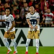 Aficionado de Pumas cumple un sueño y se encuentra al equipo en pleno vuelo