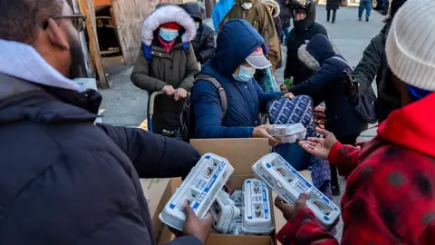 Huevos gratis en EE.UU: personas se forman por horas en el frío para conseguir el producto