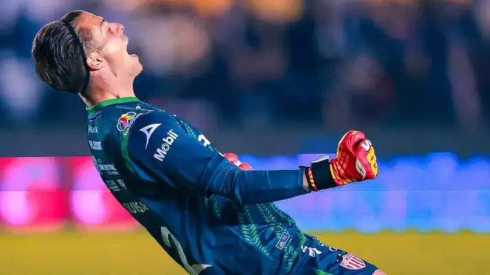 ¡Perdió los estribos! Luis Ezequiel Unsain le dio un cabezazo a una cámara tras ser eliminado con Necaxa