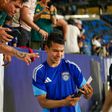 'Chucky' Lozano regala camiseta a pequeño aficionado tras debut en MLS
