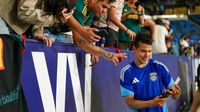 'Chucky' Lozano regala camiseta a pequeño aficionado tras debut en MLS