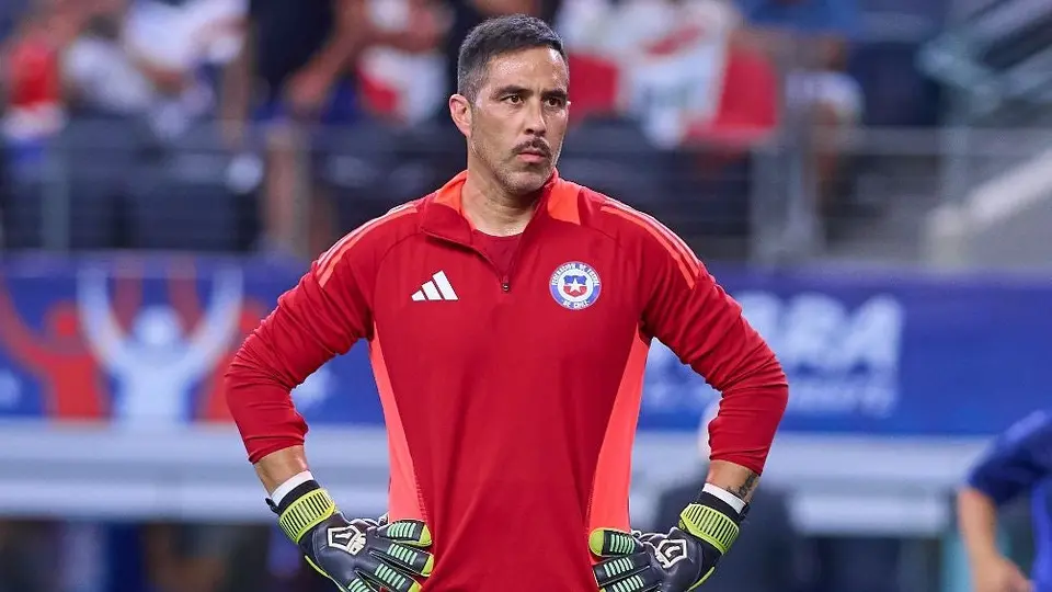 Claudio Bravo y la inédita campaña con la que se retirará del futbol
