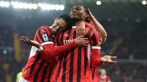 Santiago Giménez ni a la banca en victoria del Milan 4-0 sobre Udinese