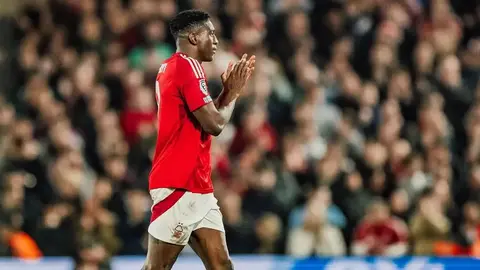 Awoniyi sigue hospitalizado tras cirugía; confían en su recuperación antes del fin de temporada