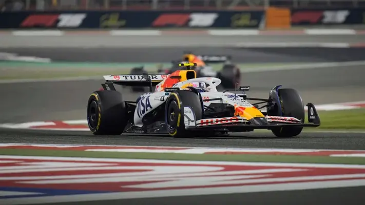 Liam Lawson, reemplazo de Checo Pérez, sin puntos en el campeonato pero sí por sanción en la superlicencia