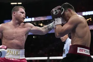 Óscar de la Hoya ve imposible que ‘Canelo’ Álvarez venza a Bivol en una revancha