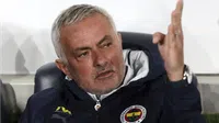 ¡Castigado! Liga turca suspende a José Mourinho por 'agresión' a Okan Buruk