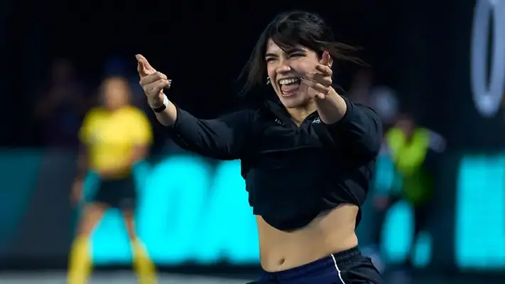 Alana Flores, con meme y mortal incluido, anota penalti presidente en Queens League
