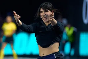 Alana Flores, con meme y mortal incluido, anota penalti presidente en Queens League