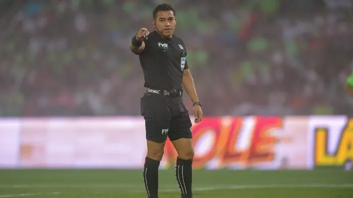 Juárez vs Pumas: Expertos arbitrales revientan a Víctor Cáceres, silbante del Play In