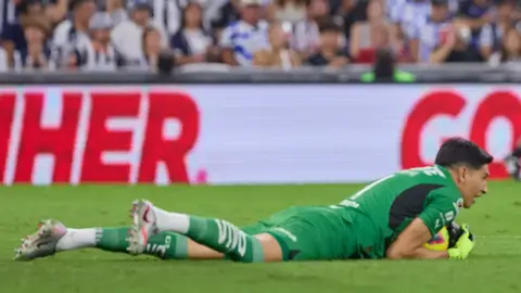 Afición de Rayados explota contra Esteban Andrada: 'Eres un pin... payaso, lárgate'
