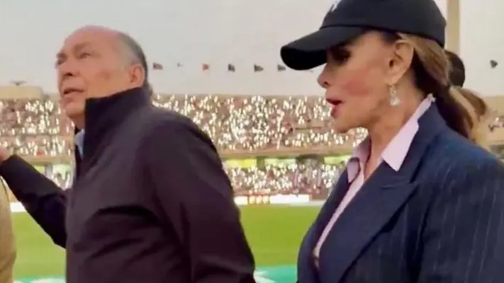 Antonio Pérez, papá de Checo, y Lucía Méndez asisten juntos al partido Pumas vs Rayados
