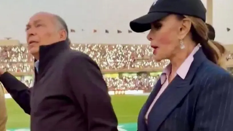 Antonio Pérez, papá de Checo, y Lucía Méndez asisten juntos al partido Pumas vs Rayados