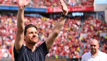 Xabi Alonso se despide del Bayer Leverkusen subiendo a la grada con los aficionados