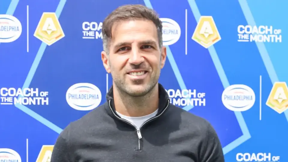 Cesc Fábregas apunta al banquillo del Leverkusen tras salida de Xabi Alonso
