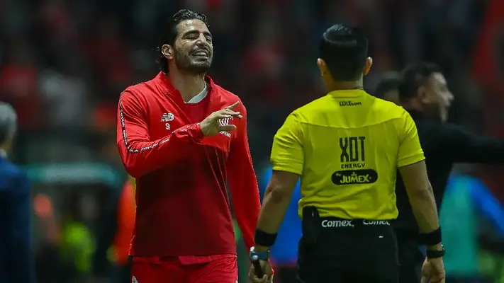 Antonio 'Pollo' Briseño se va expulsado en Cuartos de Final sin haber entrado al campo