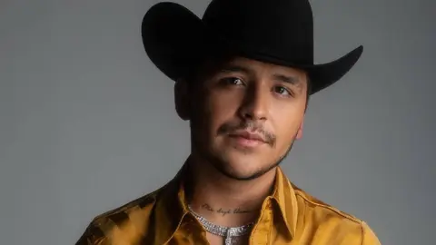 Christian Nodal comparece ante juzgado por presunta falsificación de contrato
