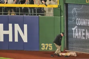 Aficionado sufre fuerte accidente tras caer 7 metros en estadio de beisbol