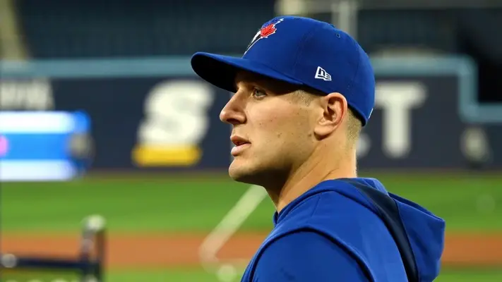 ¡Atrapada de ensueño! Daulton Varsho se luce en su regreso a los Bluejays con atrapada de espaldas