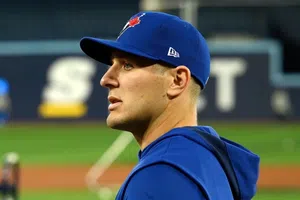 ¡Atrapada de ensueño! Daulton Varsho se luce en su regreso a los Bluejays con atrapada de espaldas