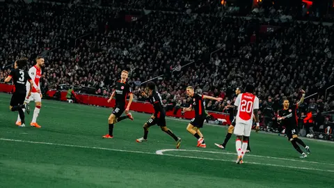 ¡Poderío teutón! Eintracht de Frankfurt derrotó al Ajax a domicilio