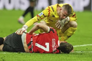 Santiago Giménez sale lesionado tras aparatoso choque con David De Gea