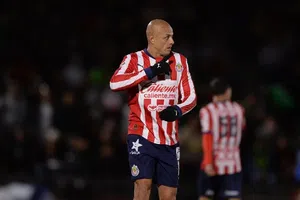 Christian Martinoli le ‘regala’ gol a Chicharito; el analista se confundió de jugador