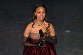 Zoe Saldaña alza el primer Oscar para ‘Emilia Pérez’