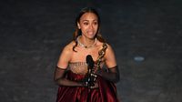 Zoe Saldaña alza el primer Oscar para ‘Emilia Pérez’