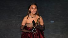Zoe Saldaña alza el primer Oscar para ‘Emilia Pérez’